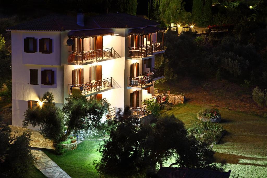 Mando Beachfront Stafylos Esterno foto